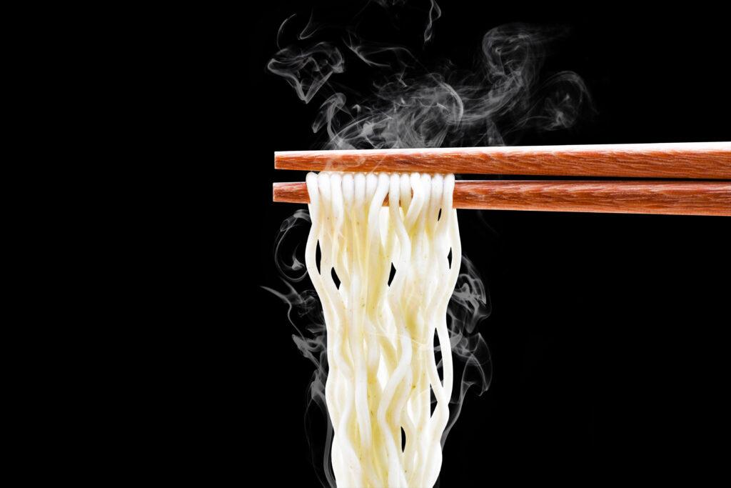 ramen vs udon noodles picture